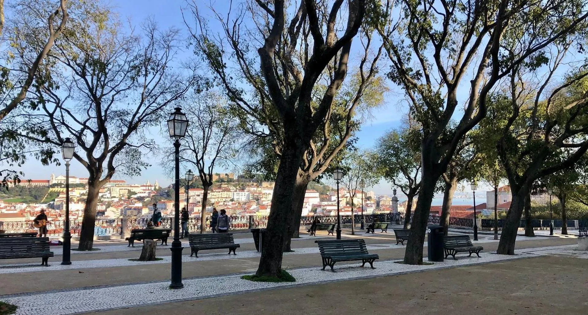 Room In Apartment - 7Lisbon Downtown Private Bedroom With Balcony 게스트하우스 리스본
